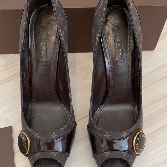 Authentic Louis Vuitton 37.5 brown monogram heels - Picture 3 of 12